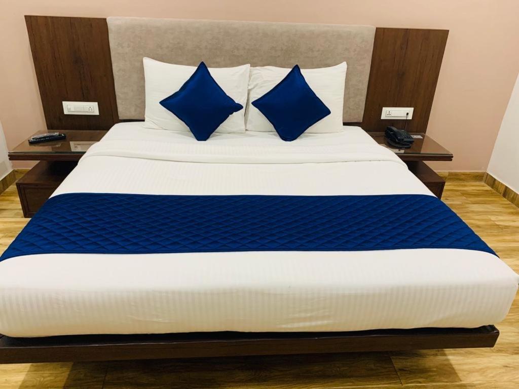Hotel Ak Suites Patiala Bagian luar foto