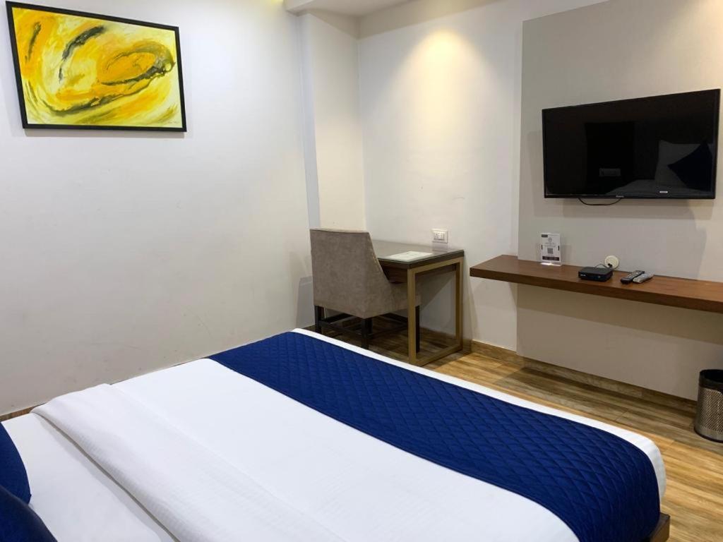 Hotel Ak Suites Patiala Bagian luar foto