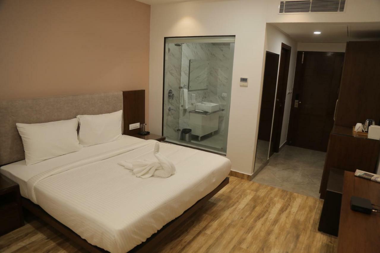 Hotel Ak Suites Patiala Bagian luar foto