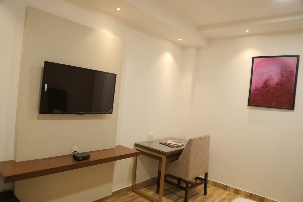 Hotel Ak Suites Patiala Bagian luar foto