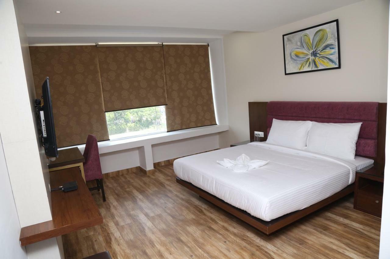 Hotel Ak Suites Patiala Bagian luar foto